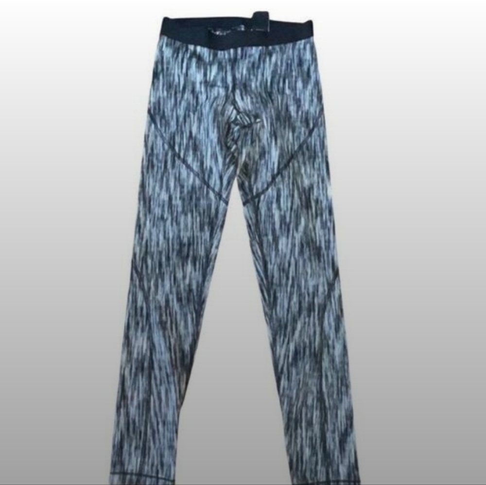 ❗️Nike❗️NWOT Black and Gray Patterned Warming Leggings 💠Sz M 💠